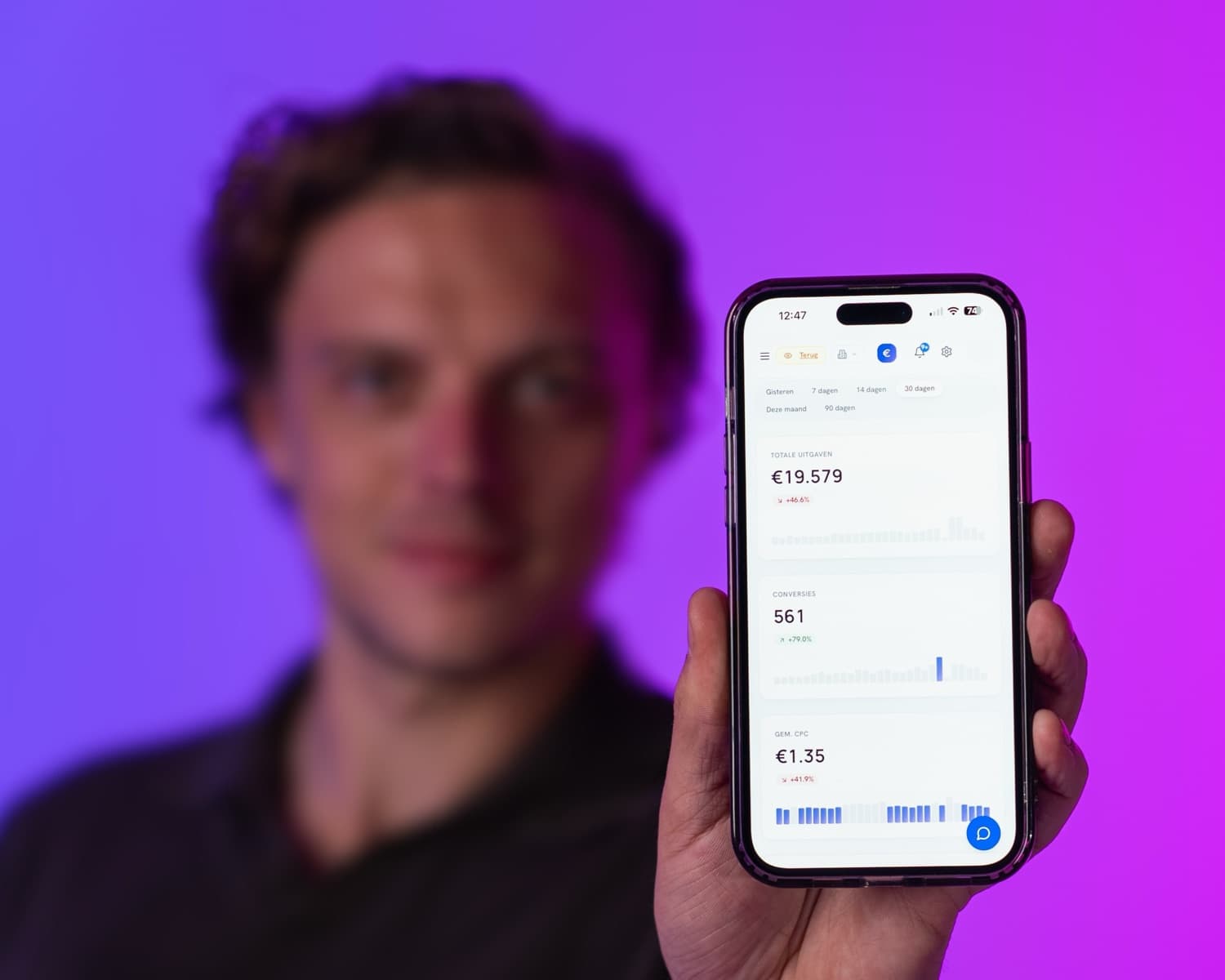 Bidley dashboard op mobiel, getoond door een van de oprichters